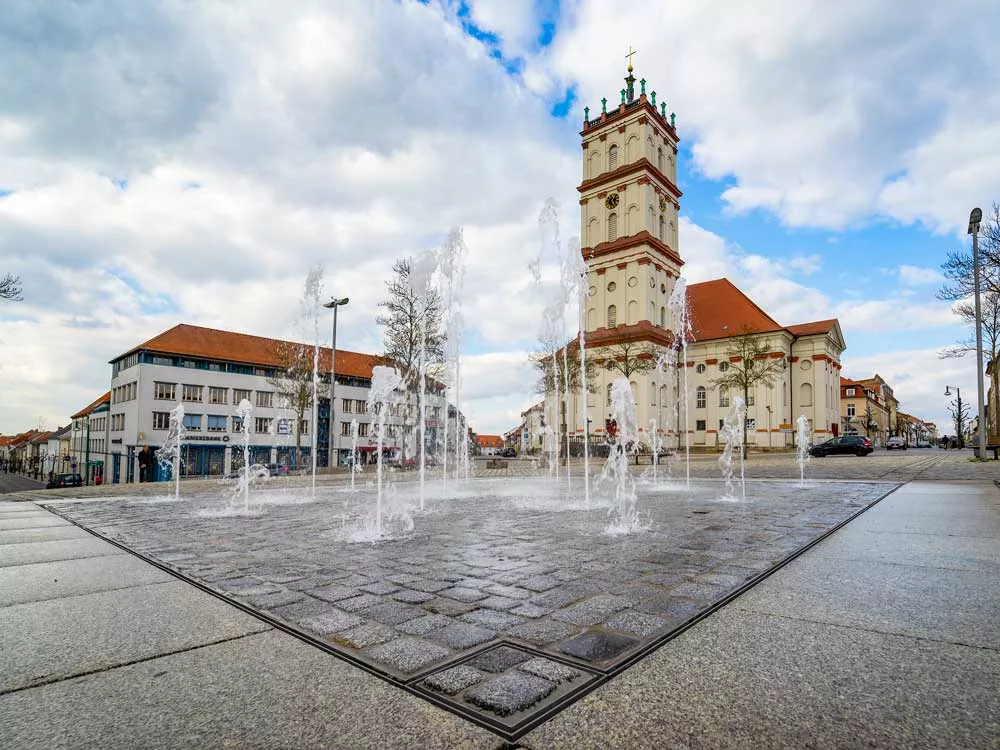 Marktplatz von Neustrelitz mit Springbrunnen und barocker Stadtkirche in der Mecklenburgischen Seenplatte