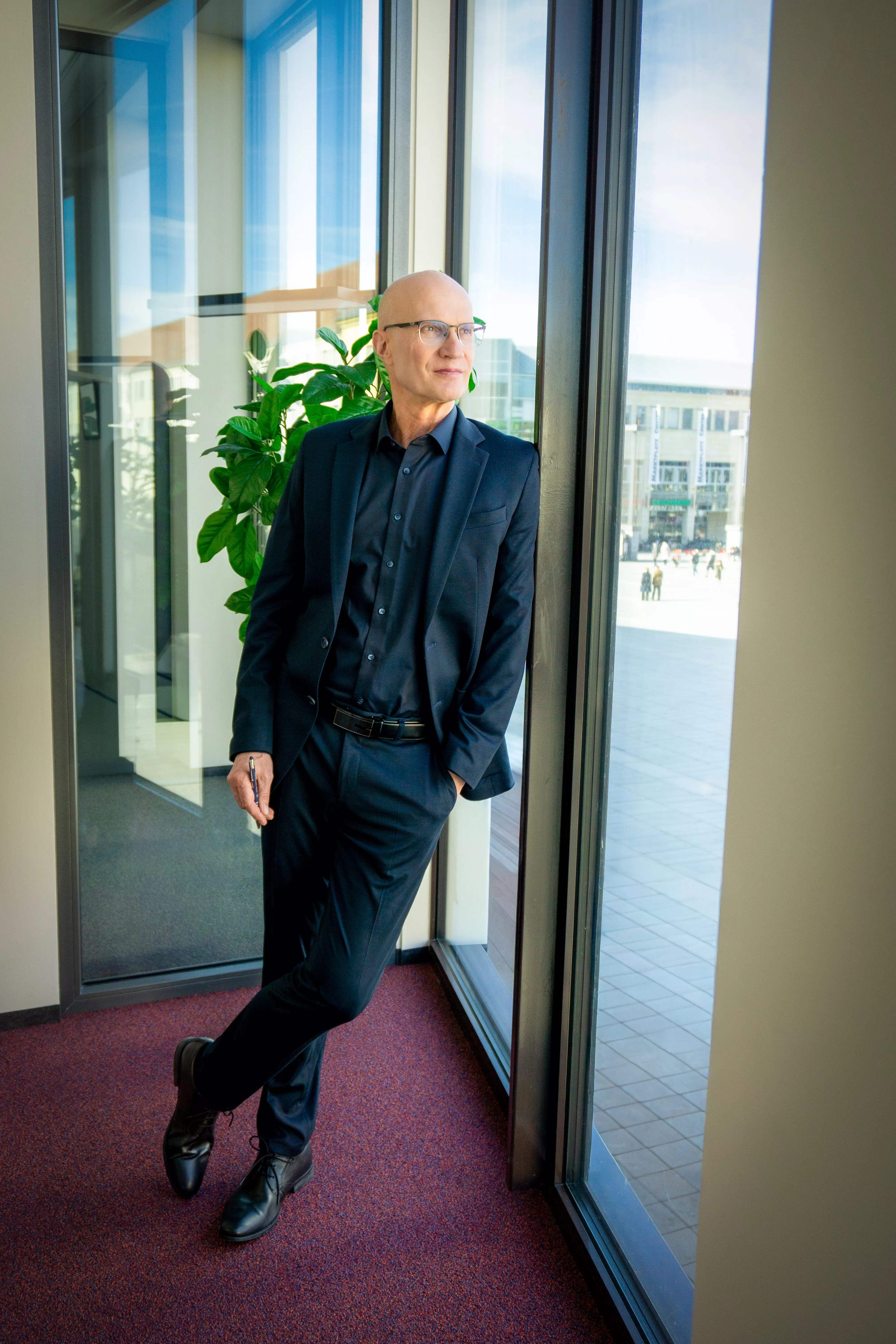 Lutz Thiel, Inhaber und Webdesigner von LT web-solution, im Business-Porträt am Fenster seines Büros in Neubrandenburg